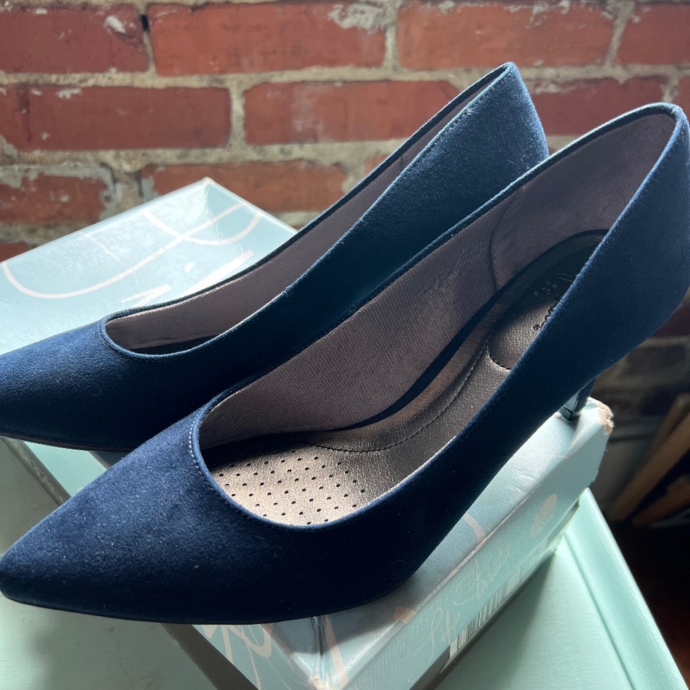 NWOTLife Stride  Sevyn Navy Micro Suede, size 9W